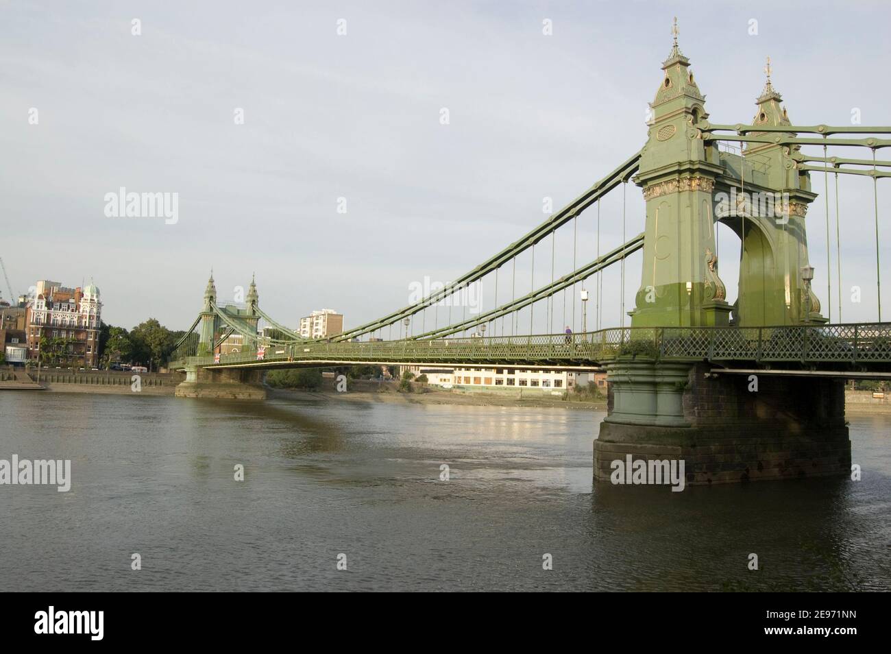 Vue depuis le côté Barnes de la Tamise du pont Hammersmith, à l'ouest de Londres. Banque D'Images