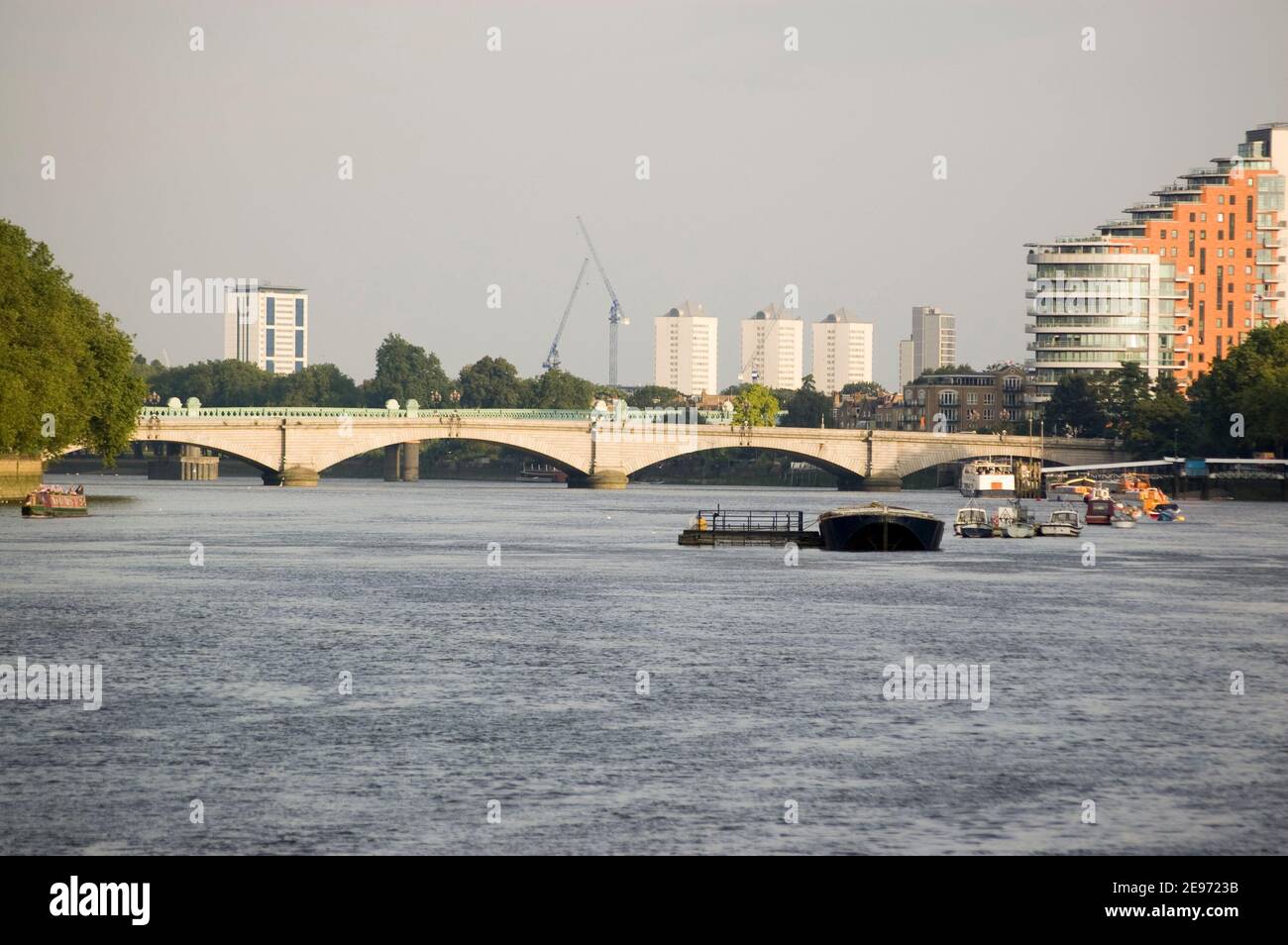 Vue depuis la rive sud de la Tamise du pont Putney, à l'ouest de Londres. Banque D'Images