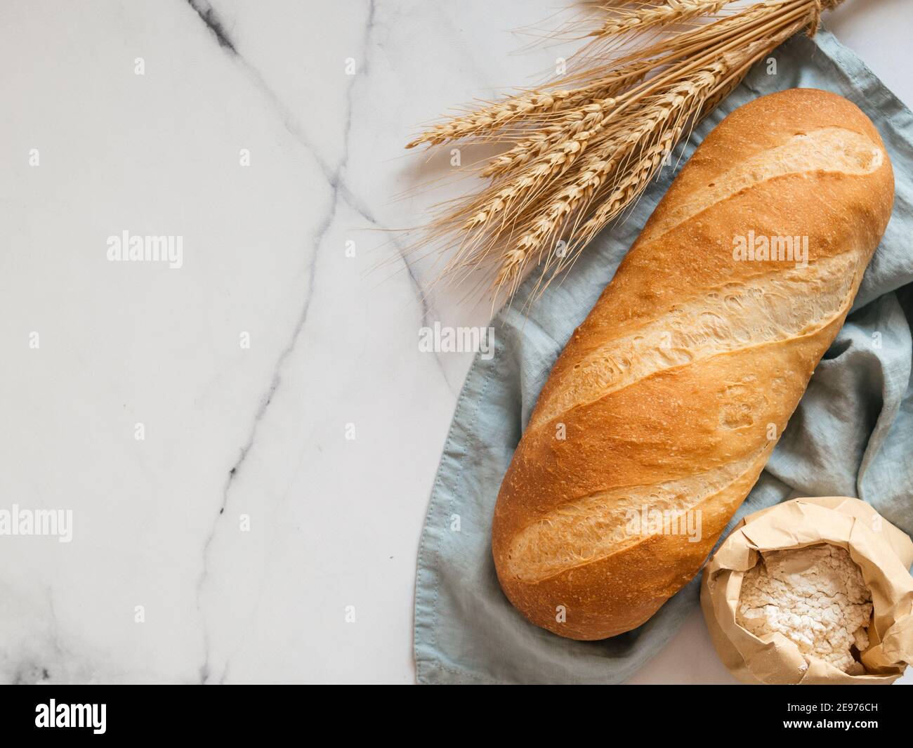Pain de pain de blomer blanc britannique ou de pain de bâton européen sur fond de marbre blanc. Vue de dessus ou plan d'étapage. Copier l'espace pour le texte ou la conception. Banque D'Images