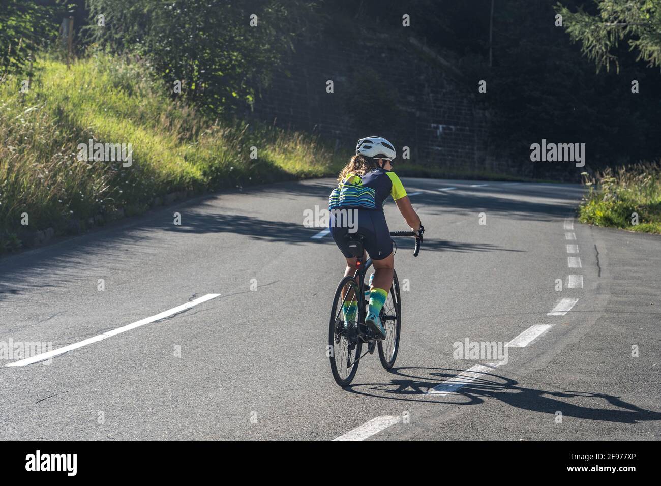 Grossglockner, Autriche - 8 août 2020 : athlète féminine cycliste sur la route alpine en été Banque D'Images