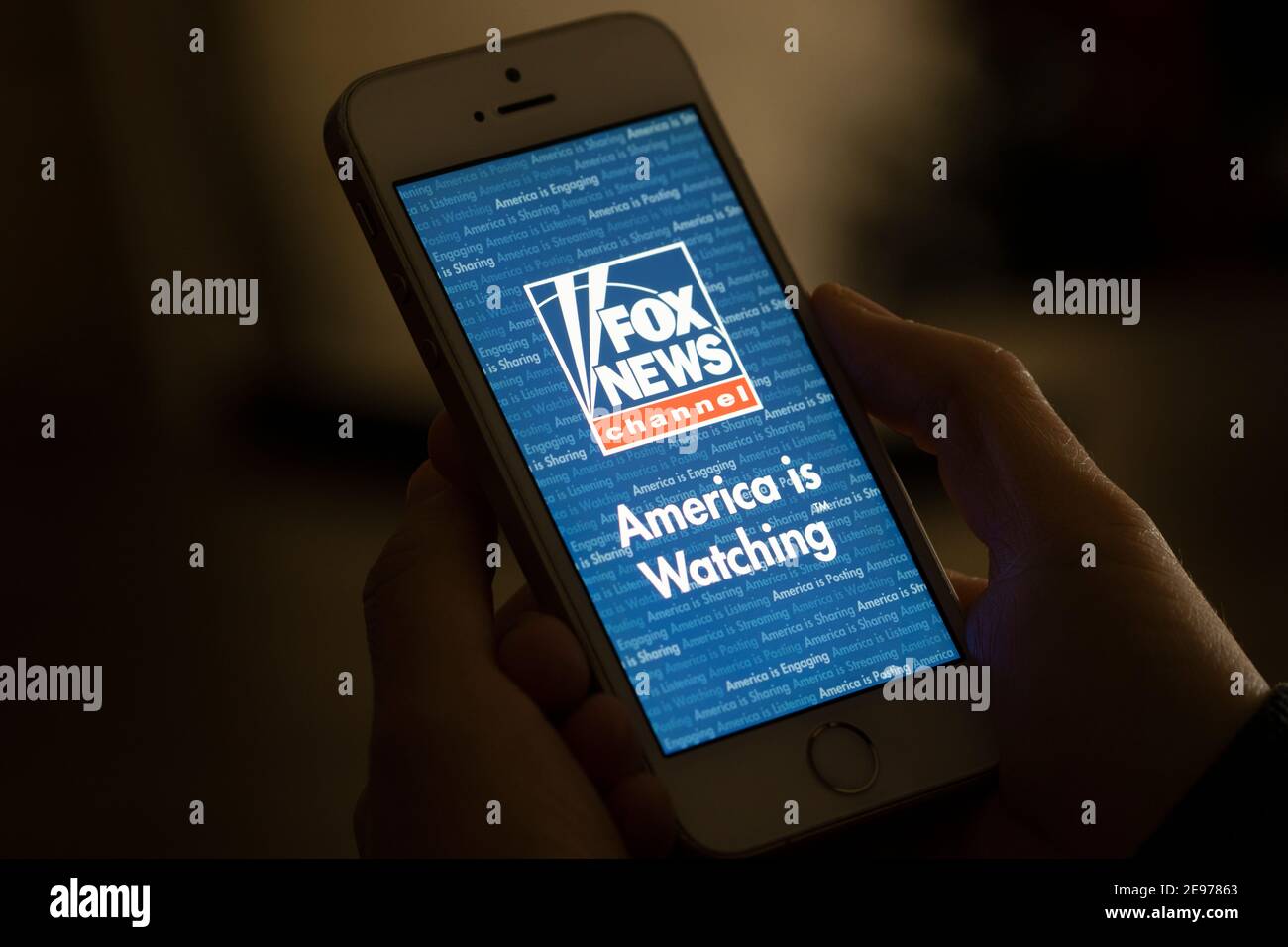 Une femme ouvre l'application Fox News sur son iPhone le 2 février 2021. Fox News est une chaîne de télévision par câble américaine conservatrice appartenant à Fox Corporation. Banque D'Images