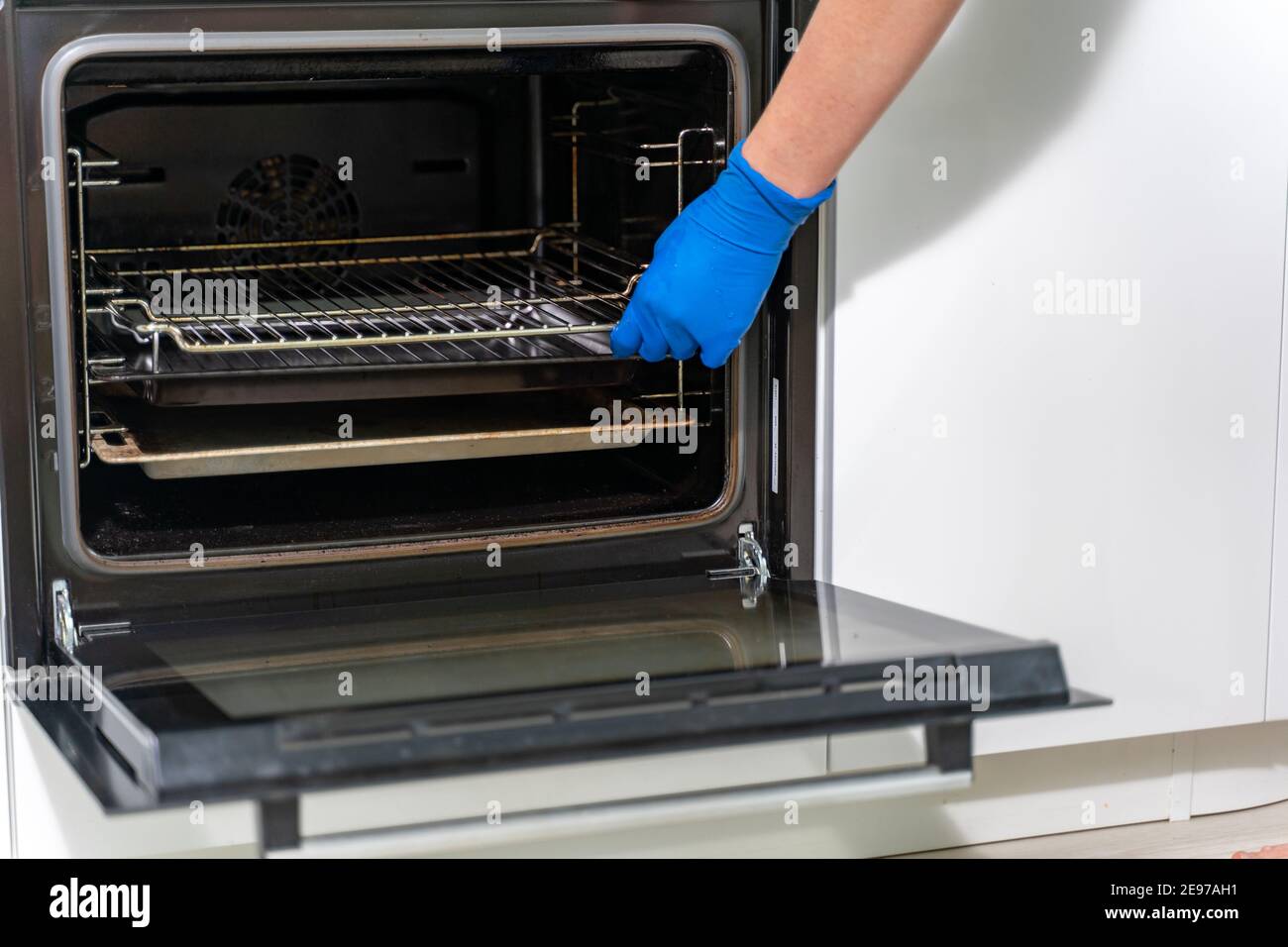 nettoyage d'un four sale dans la cuisine. Banque D'Images