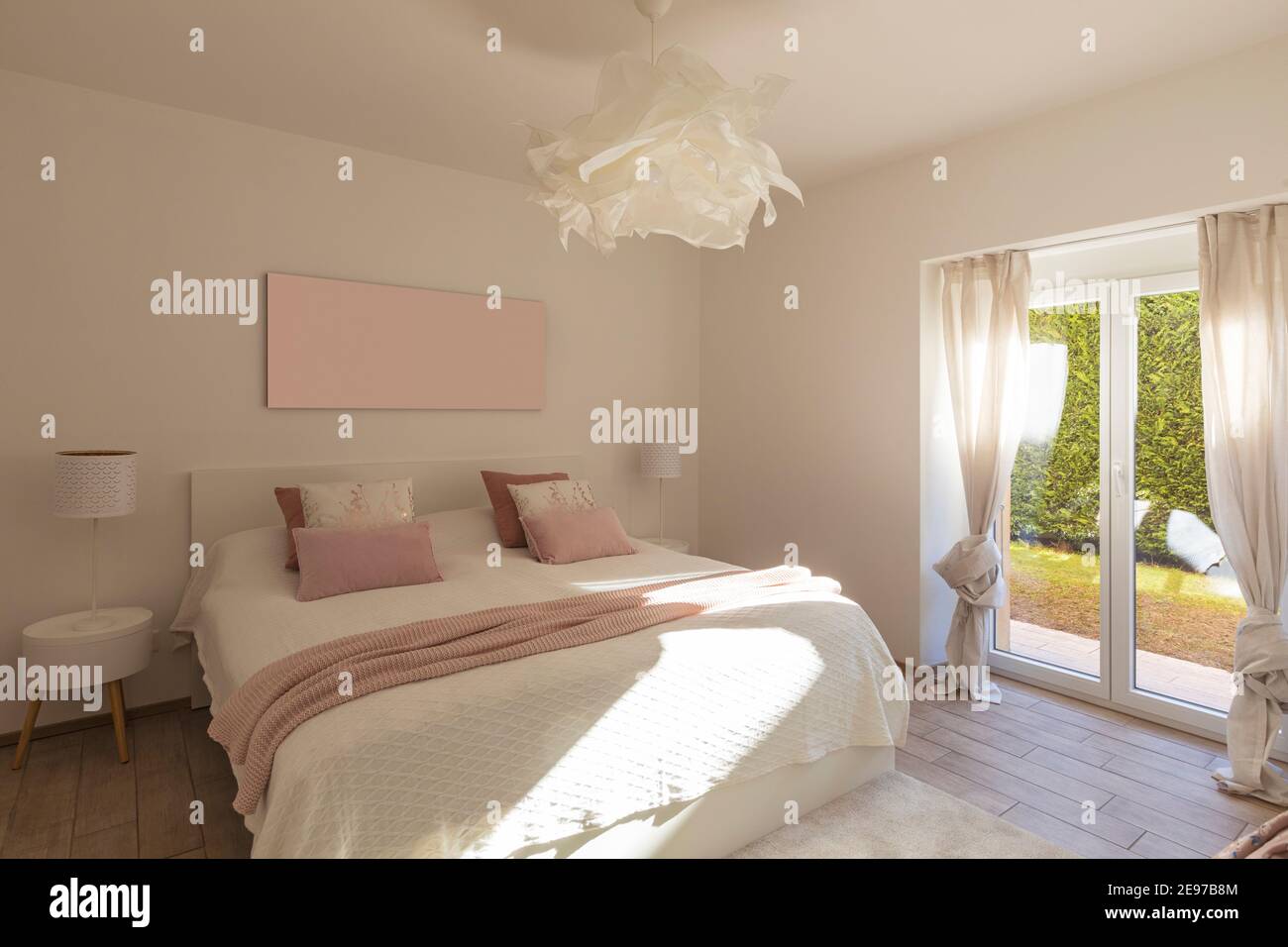 Chambre moderne, lumineuse et luxueuse dans un appartement design. Draps et oreillers frais au-dessus. Minimaliste et élégant. Banque D'Images