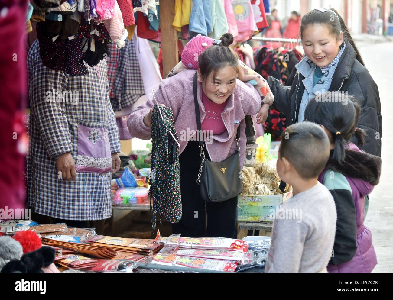 2103 Liangshan 3 Fevrier 21 Xinhua Dans Cette Photo Combinee Prise Le Janvier 21 La Partie Superieure Montre Wuqi Labumu Fille Ainee De Bamu Yubumu Presentant Une Ancienne Maison 2103 Liangshan 3 Fevrier 21 Xinhua Dans Cette Photo Combinee Prise Le Janvier 21 La Partie Superieure Montre Wuqi Labumu Fille Ainee De Bamu Yubumu Presentant Une Ancienne Maison