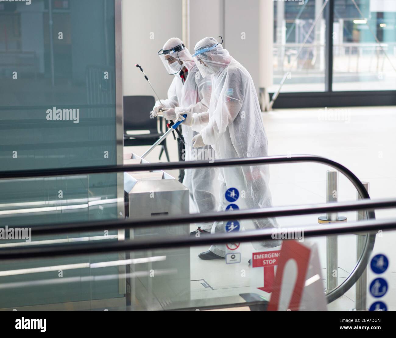 Personnel de l'aéroport avec des blouses de protection médicale, Istanbul, Turquie - 08 juillet 2020 Banque D'Images