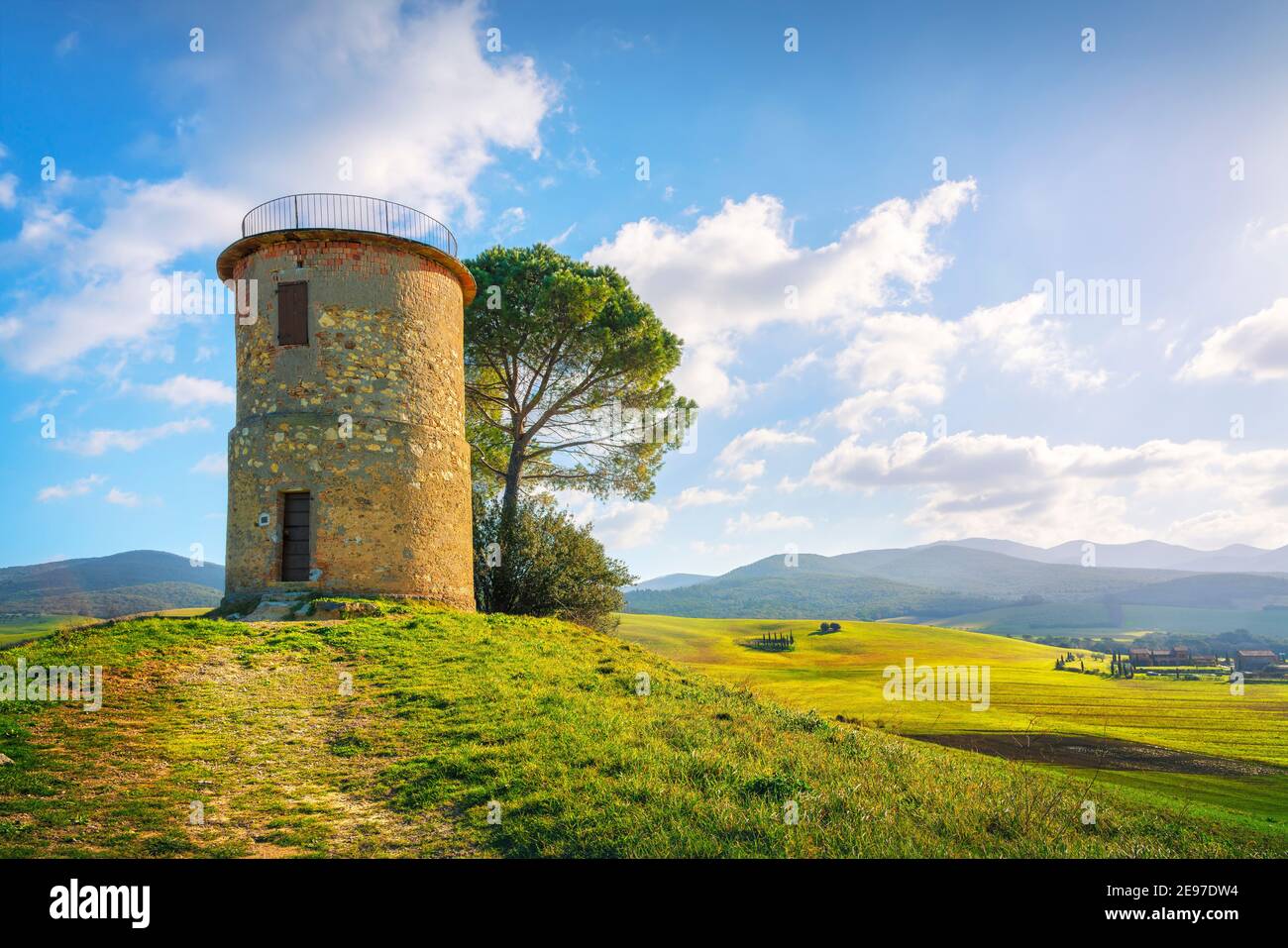 Toscane, paysage de la campagne de la Maremme. Ancien moulin à vent et arbres au sommet de la colline. Bibbona, Livourne, Italie. Banque D'Images