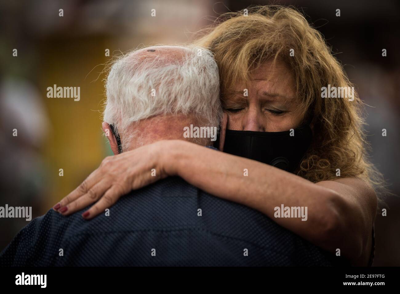 Castelar, Argentine. 24 janvier 2021. Un couple en masques dansent le tango au milieu de la pandémie de Corona dans un centre commercial piétonnier. « nous nous regardons les uns les autres », explique l'organisateur de ces soirées, Ruben Malaver. 'Le DJ sait, si quelqu'un agit stupide ou ne veut pas mettre sur le masque, la musique est arrêtée. Heureusement, cela ne s'est jamais produit", prévient Malaver, qui avait l'habitude d'organiser cette milonga dans un salon. Credit: Alejo Manuel Avila/dpa/Alay Live News Banque D'Images