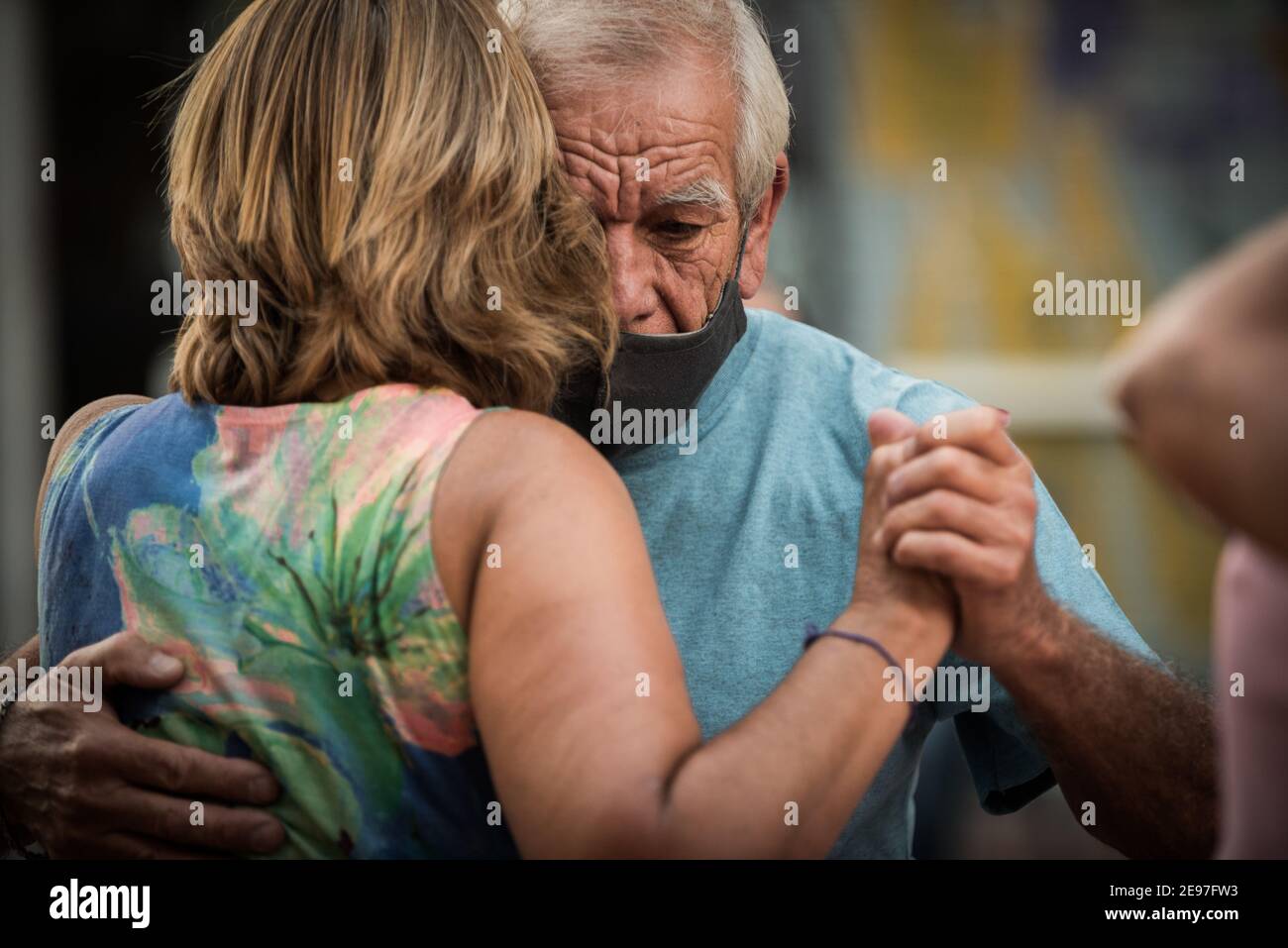 Castelar, Argentine. 24 janvier 2021. Un couple en masques dansent le tango au milieu de la pandémie de Corona dans une zone piétonne à la périphérie de la capitale. « nous nous regardons les uns les autres », explique l'organisateur de ces soirées, Malaver. 'Le DJ sait, si quelqu'un agit stupide ou ne veut pas mettre sur le masque, la musique est arrêtée. Mais heureusement, cela ne s'est jamais produit", prévient Malaver, qui avait l'habitude d'organiser cette milonga dans un salon. (À dpa 'danse de couple dangereux: Corona dispute dans la scène du tango en Argentine' de 03.02.2021) Credit: Alejo Manuel Avila/dpa/Alay Live News Banque D'Images