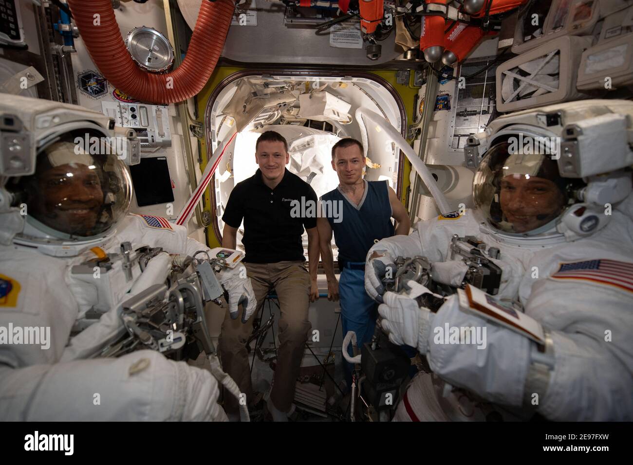 Photo de la NASA datée du 27 janvier 2021 (à partir de la gauche), Victor Glover et Michael Hopkins sont prêts pour la première sortie de l'année, tandis que les cosmonautes de Roscosmos (à l'arrière gauche) Sergueï Kud-Sverchkov et Sergueï Ryzhikov se joignent à eux pour un portrait. Photo de la NASA via ABACAPRESS.COM Banque D'Images