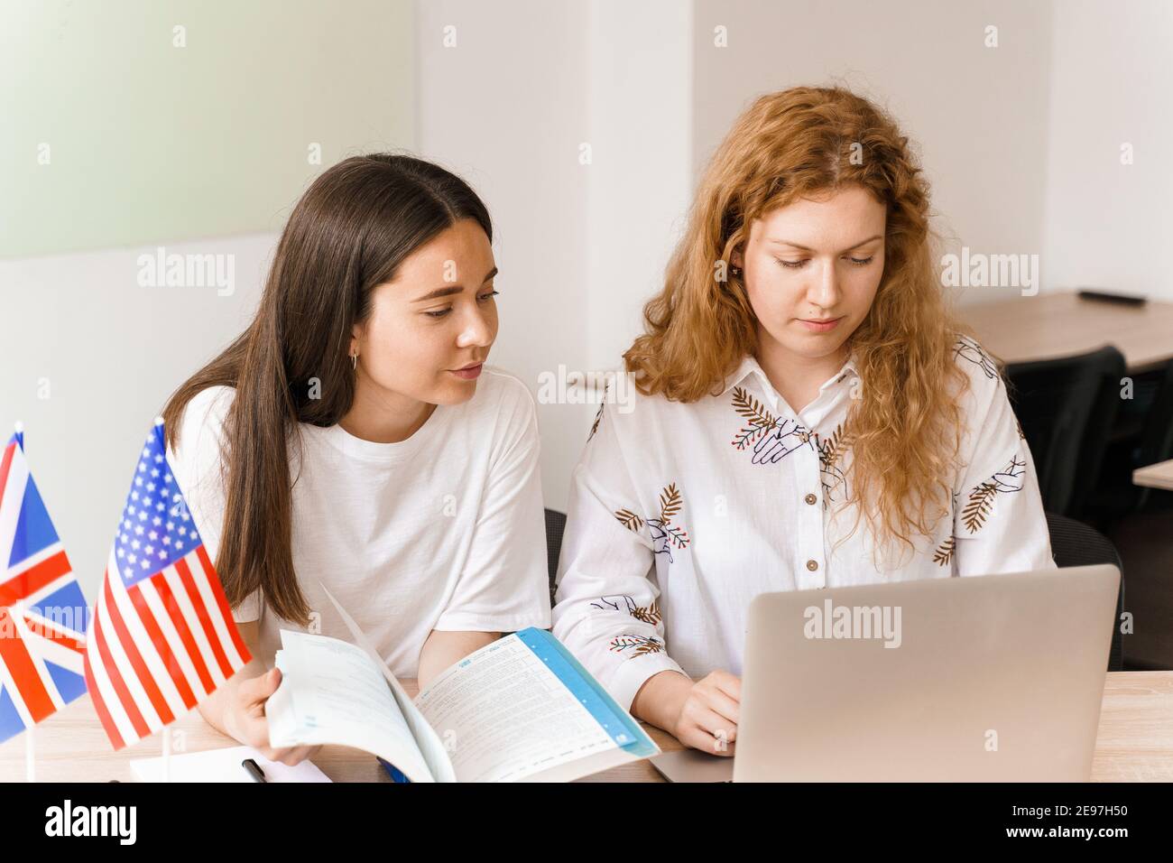 Prof D anglais Emploi Professeur d'anglais demande à l'étudiant en classe blanche à l'aide d'un  ordinateur portable. 2 filles élèves réponses à l'enseignant. Travail en  groupe. Étudier l'anglais et la langue britannique Photo Stock - Alamy