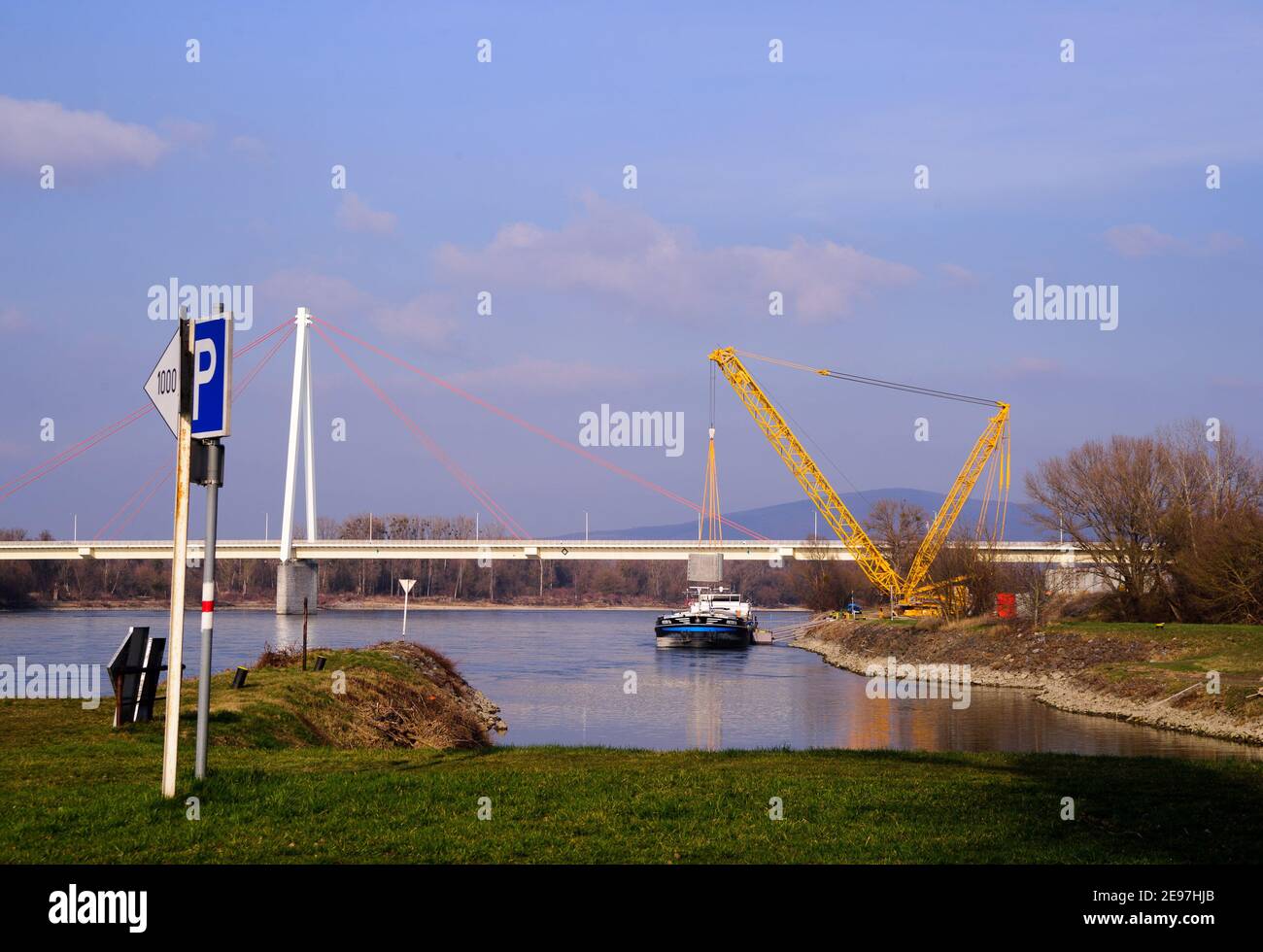 les pièces des centrales éoliennes sont chargées sur un cargo par une grue près de bad deutsch altenburg, en basse-autriche Banque D'Images