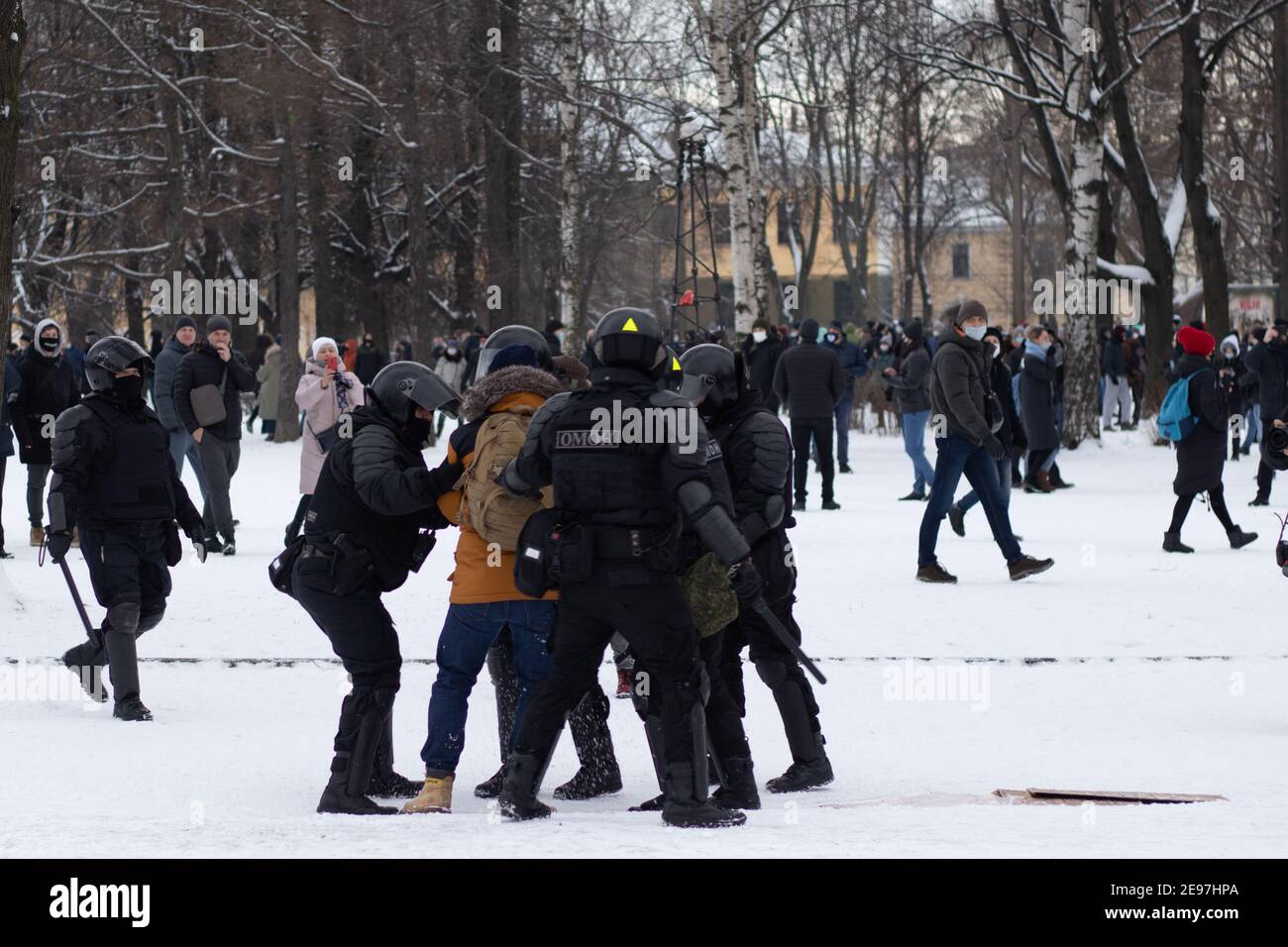 Saint-Pétersbourg, Russie - 31 janvier 2021 : une foule de policiers anti-émeutes arrête un homme dans la rue, Editorial Banque D'Images