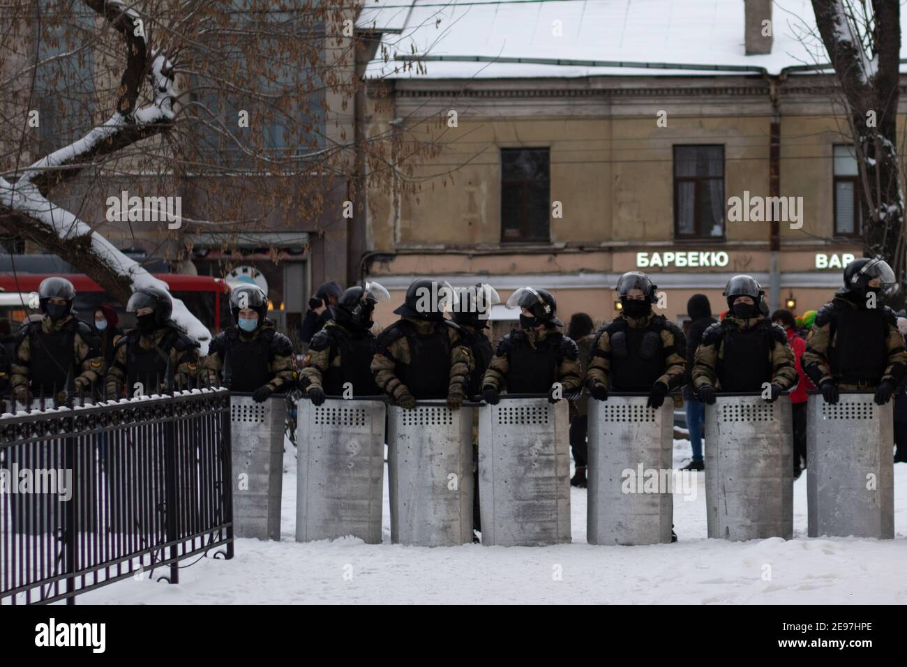 Saint-Pétersbourg, Russie - 31 janvier 2021 : ligne de police anti-émeute dans la rue, Editorial Banque D'Images