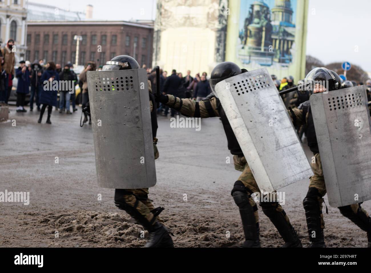 Saint-Pétersbourg, Russie - 31 janvier 2021 : police anti-émeute avec boucliers. Russie proteste, Editorial Banque D'Images