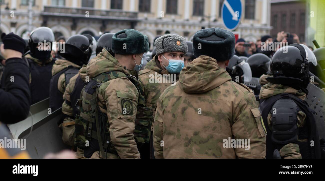Saint-Pétersbourg, Russie - 31 janvier 2021 : foule de policiers en manifestation, éditorial Banque D'Images