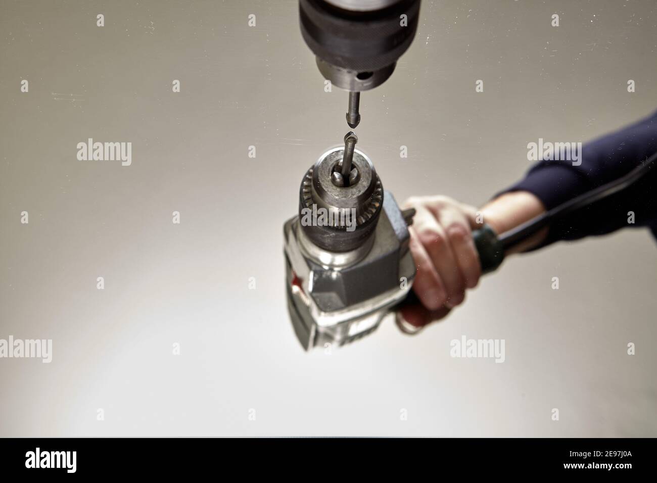 Dans le mandrin de la perceuse électrique est fixé le foret pour le verre à  percer le trou dans le miroir Photo Stock - Alamy