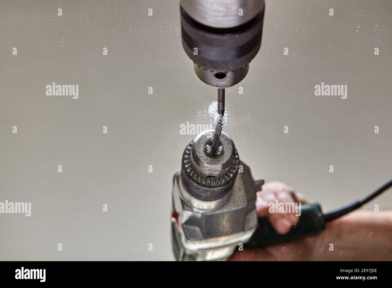 Le foret pour verre est utilisé pour percer un trou dans le miroir Photo  Stock - Alamy