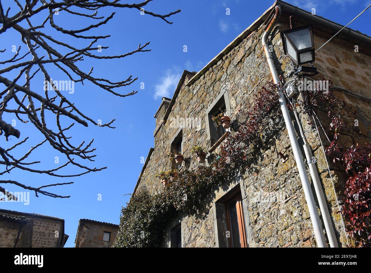 Civita est un hameau de 11 habitants de la commune de Bagnoregio, dans la province de Viterbo, en Latium, une partie des plus beaux villages d'Italie, chaque année coule plus et Civita di Bagnoregio a également été surnommé la ville qui meurt. Pour cette raison, le village a été classé par l'UNESCO comme un site du patrimoine mondial pour 2022, pour son paysage culturel d'une importance extraordinaire Civita est une fraction de 11 habitants dans la municipalité de Bagnoregio, dans la province de Viterbo, en Latium, Partie des plus beaux villages d'Italie, chaque année il coule plus et Civita di Bagnoreg Banque D'Images