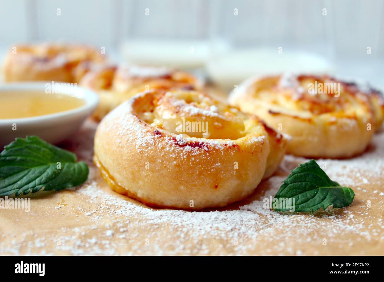 Un rouleau de pâte feuilletée pour en-cas et petit déjeuner pour adultes et enfants. Une alimentation saine. Vue de dessus. Banque D'Images