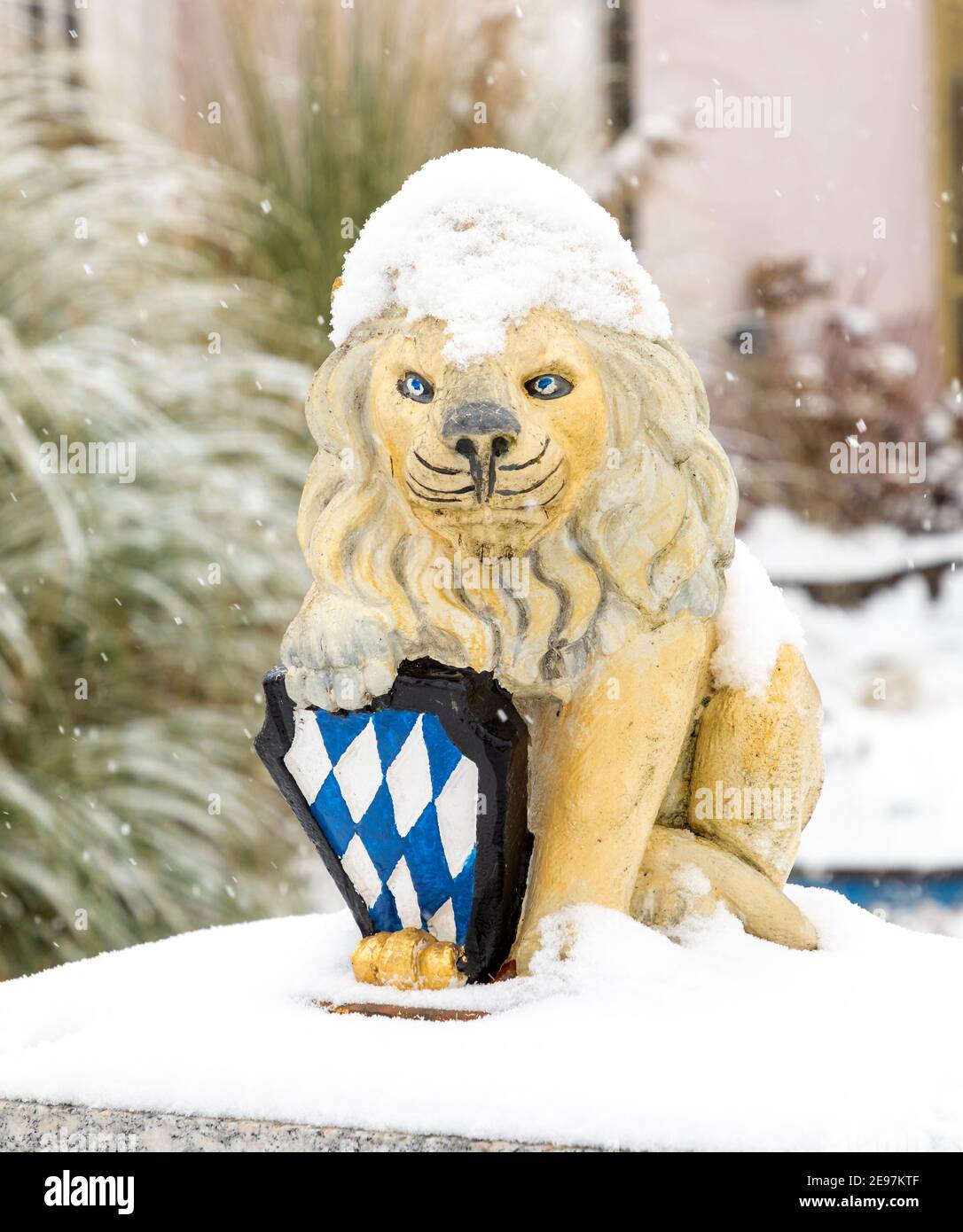 Sculpture d'un lion bavarois dans la neige Banque D'Images