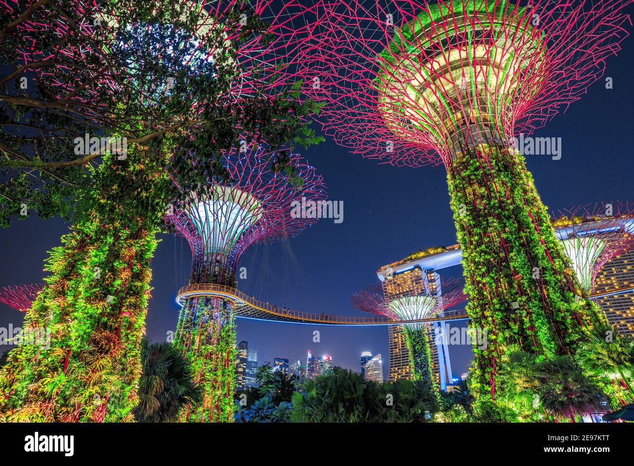 Singapour - 30 avril 2018 : spectacles de lumière et de son Garden Rhapsody sur Supertree Grove avec OCBC Skyway à Gardens by the Bay. Marina Bay Sands on Banque D'Images