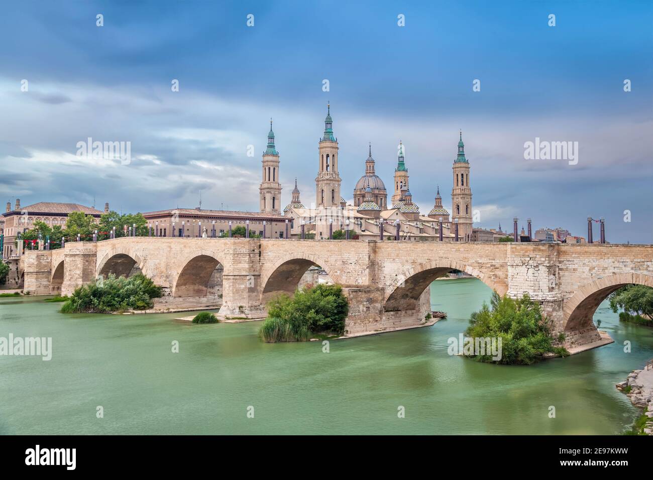 Saragosse, Espagne. Vue sur le pont historique Puente de Piedra. Prise de vue en exposition prolongée avec effet HDR Banque D'Images