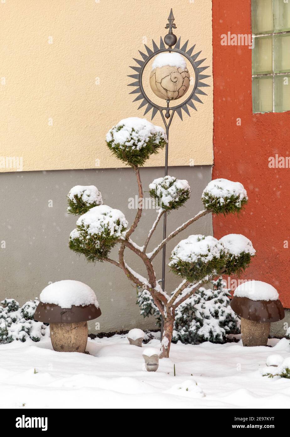 Décoration de jardin et d'arbre ornemental en hiver Banque D'Images