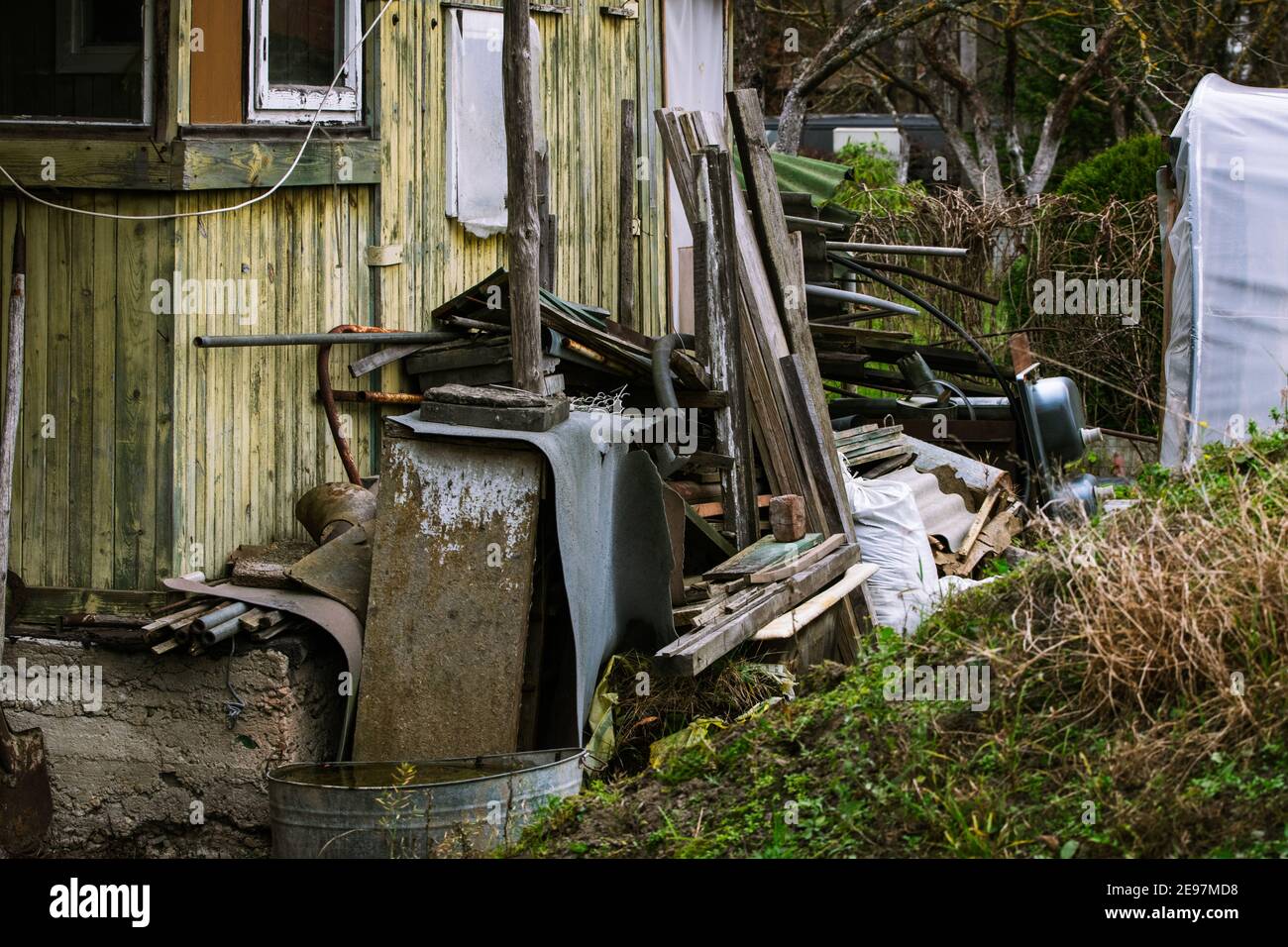 Petite maison abandonnée avec de vieilles planches de bois et d'autres choses Banque D'Images