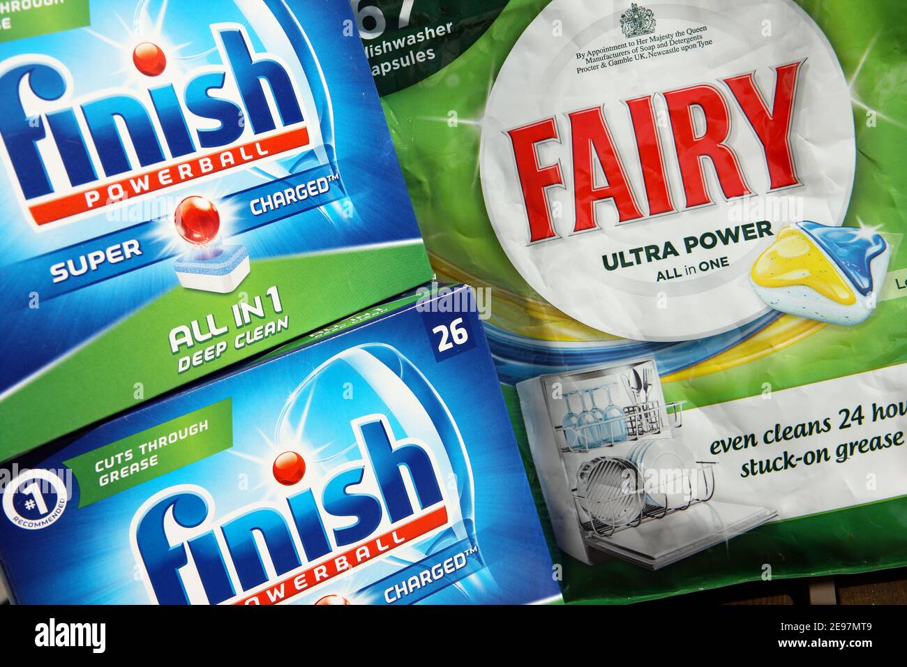 Tablettes pour lave-vaisselle Finish et Fairy Banque D'Images