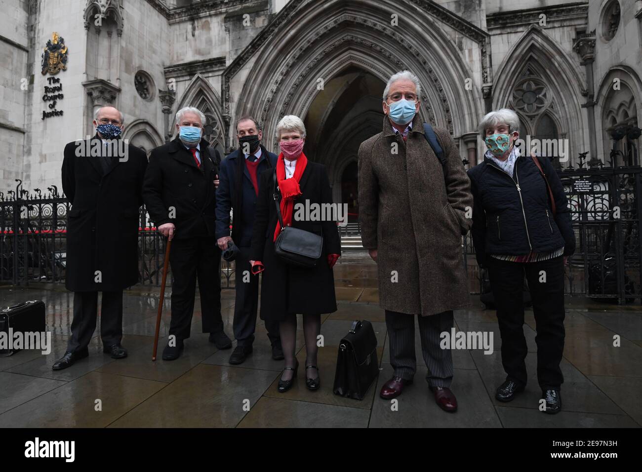 (De gauche à droite) Mark Turnbull, Terry Renshaw, Harry Chadwick, Eileen Turnbull, John McKinsie Jones avec l'épouse Rita McKinsie Jones, devant les cours royales de justice de Londres, en prévision d'une audience devant la Cour d'appel pour le soi-disant 'Shrewsbury 24'. 14 membres tentent d'annuler leurs condamnations pour des infractions commises lors du piquetage de sites de construction à Shrewsbury lors de la grève nationale des constructeurs de 1972. Date de la photo: Mercredi 3 février 2021. Banque D'Images