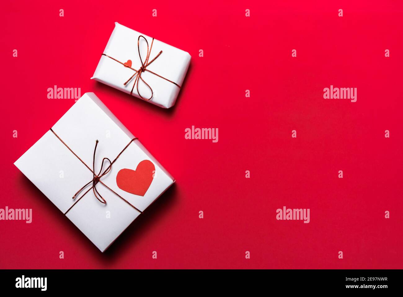 Cadeaux de la Saint-Valentin sur le rouge avec les coeurs rouges Banque D'Images