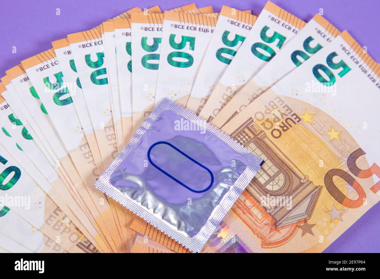 le préservatif repose sur l'argent, le concept de rapport sexuel en échange de salaire Banque D'Images