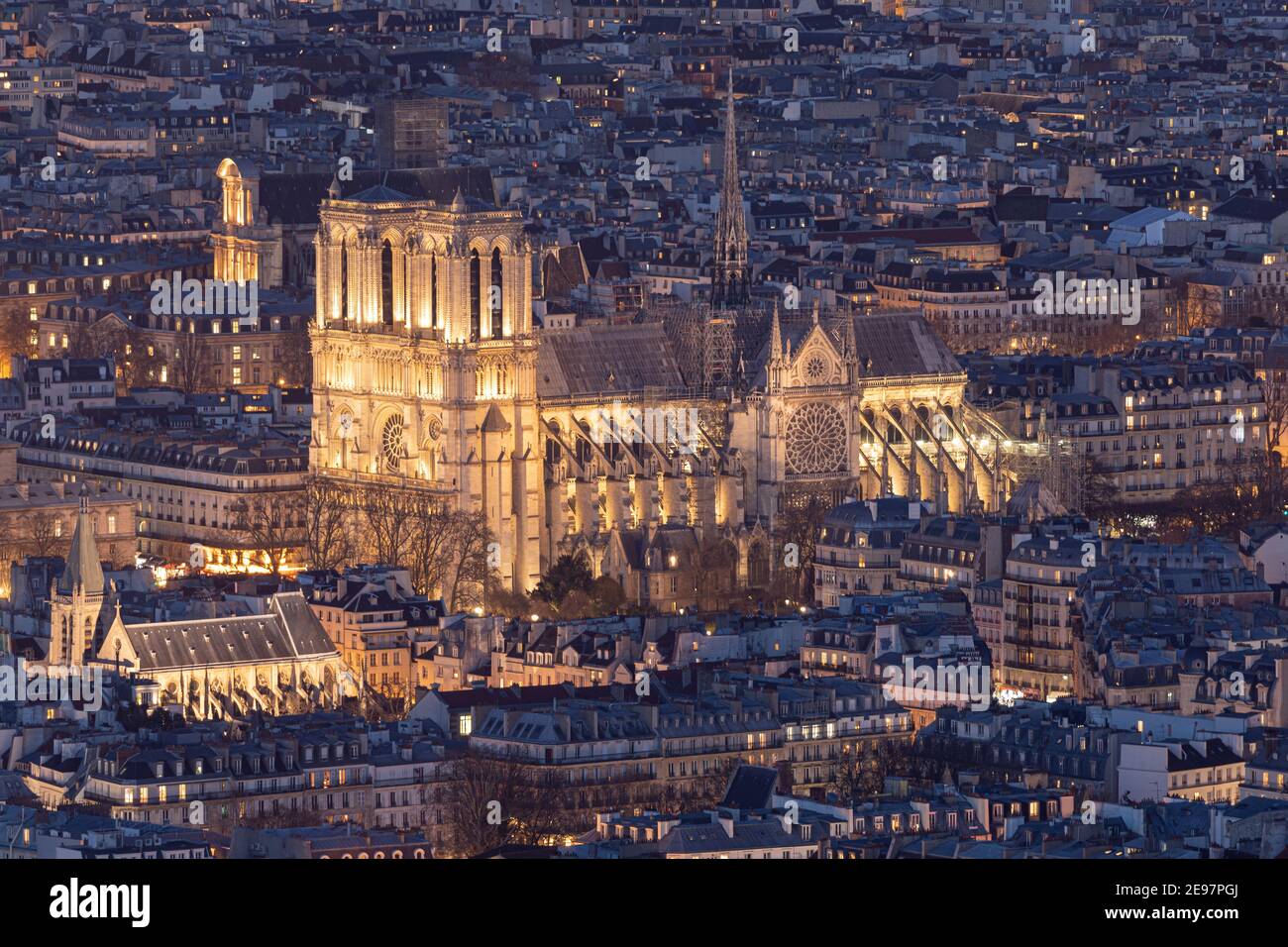 Cathédrale notre Dame de Paris. Il est largement considéré comme l'un des plus beaux exemples de l'architecture gothique française. Banque D'Images