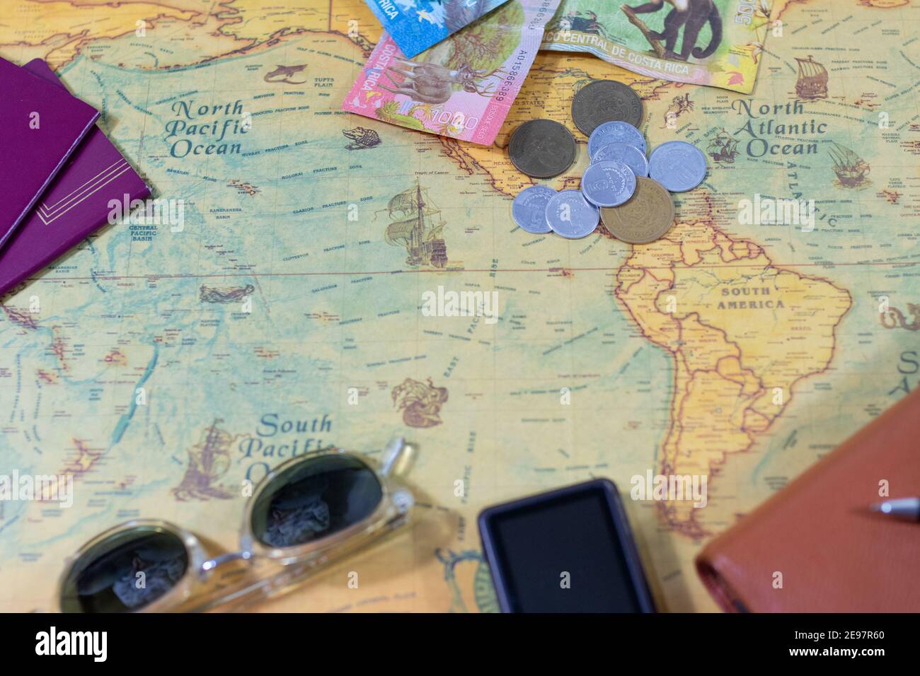vue de dessus des accessoires de voyageur. carte du monde, passeports, lunettes de soleil, monnaie, appareil photo et agenda. concept de préparation de voyage Banque D'Images