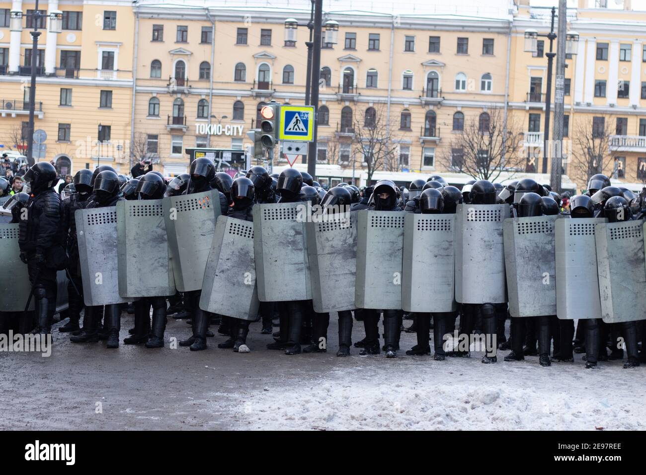Saint-Pétersbourg, Russie - 31 janvier 2021 : équipe de police dans la rue, protestation en Russie. Force militaire anti-émeute avec boucliers, Editorial d'illustration Banque D'Images