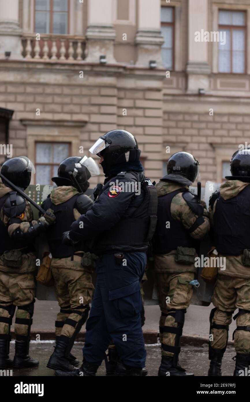 Saint-Pétersbourg, Russie - 31 janvier 2021 : police et force militaire avec arme dans la rue, éditorial Banque D'Images