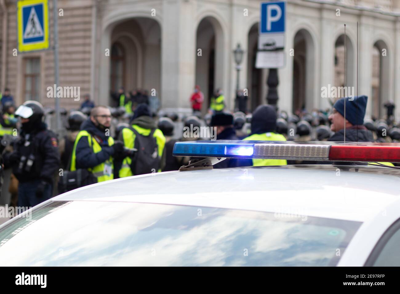 Saint-Pétersbourg, Russie - 31 janvier 2021 : voiture de police dans la rue avec sirène et militaire en arrière-plan, éditorial Banque D'Images