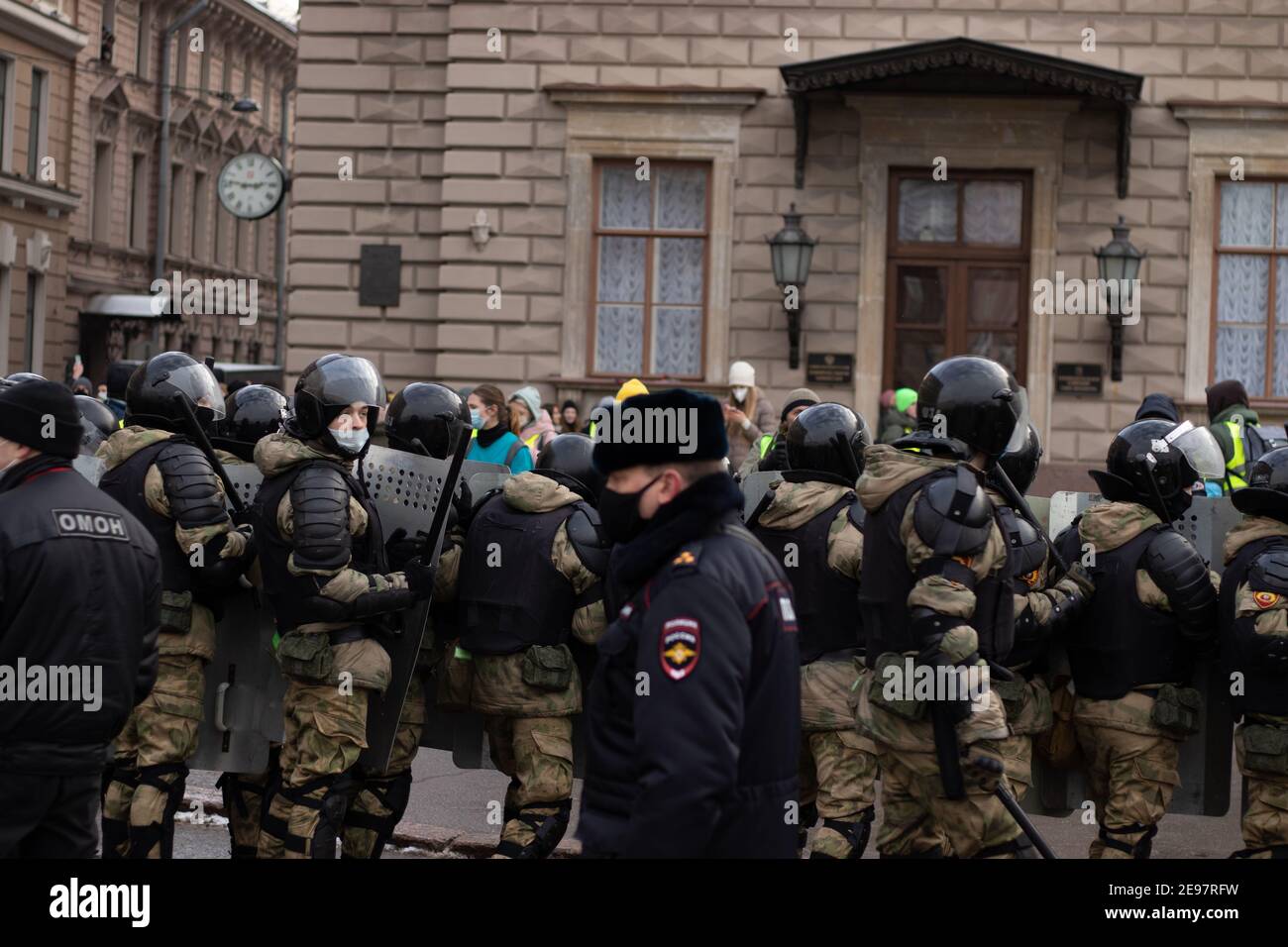 Saint-Pétersbourg, Russie - 31 janvier 2021 : escouade de la force militaire dans la rue, groupe de police en pleine armure avec arme, éditorial. Banque D'Images