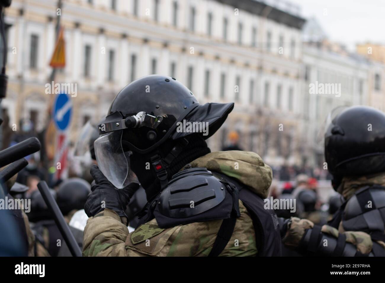 Saint-Pétersbourg, Russie - 31 janvier 2021 : la police anti-émeute est blindée dans la rue, éditoriale illustrative. Banque D'Images