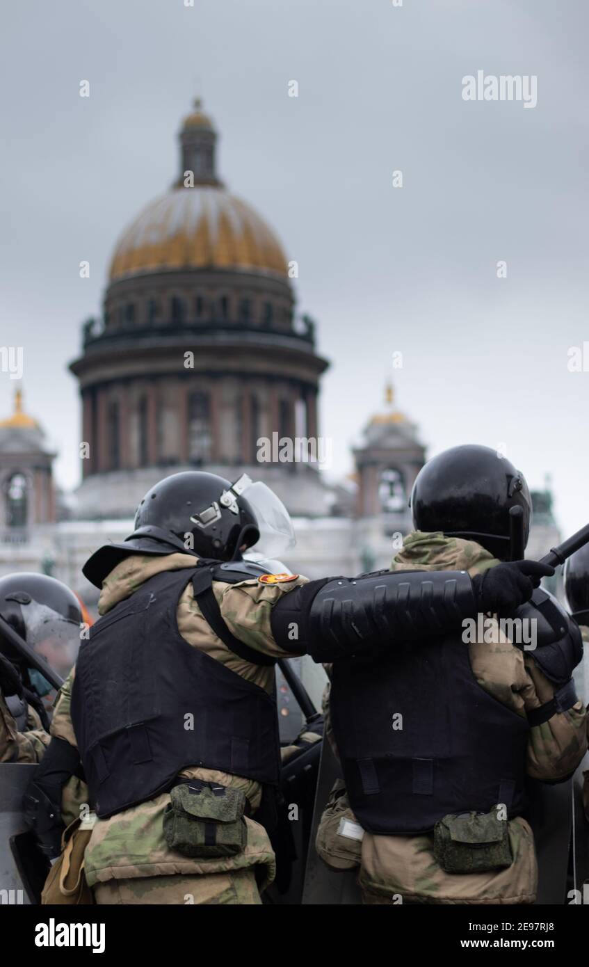 Saint-Pétersbourg, Russie - 31 janvier 2021 : la Russie proteste contre poutine dans la rue, police armée, éditoriale illustratif. Banque D'Images