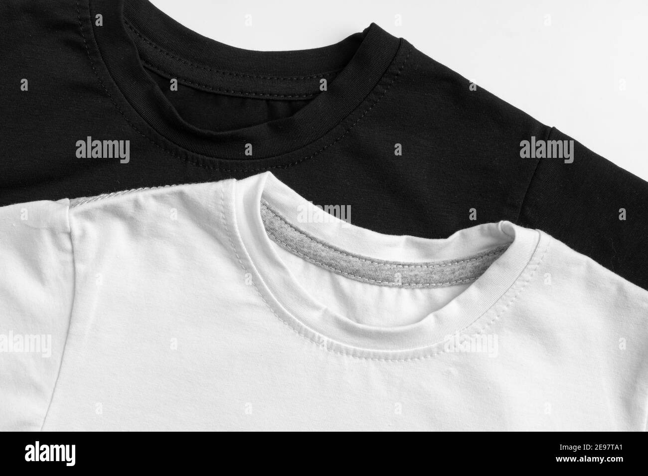 Deux t-shirts Unis de couleur noir et blanc Banque D'Images