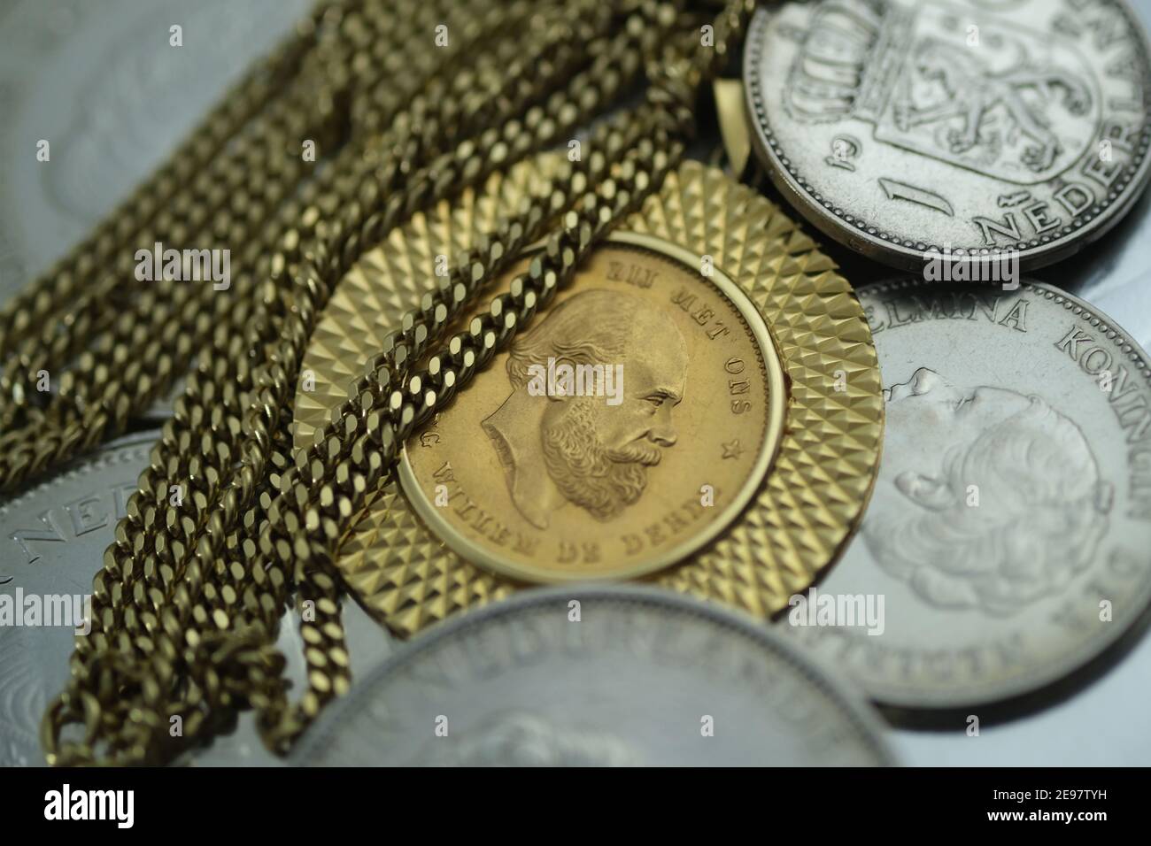 Dans cette illustration, des pièces d'argent hollandaises, un collier d'or et une pièce d'or sont disposés le 1er février 2021 à Katwijk, pays-Bas. (Photo de Yuriko Nakao/AFLO) Banque D'Images