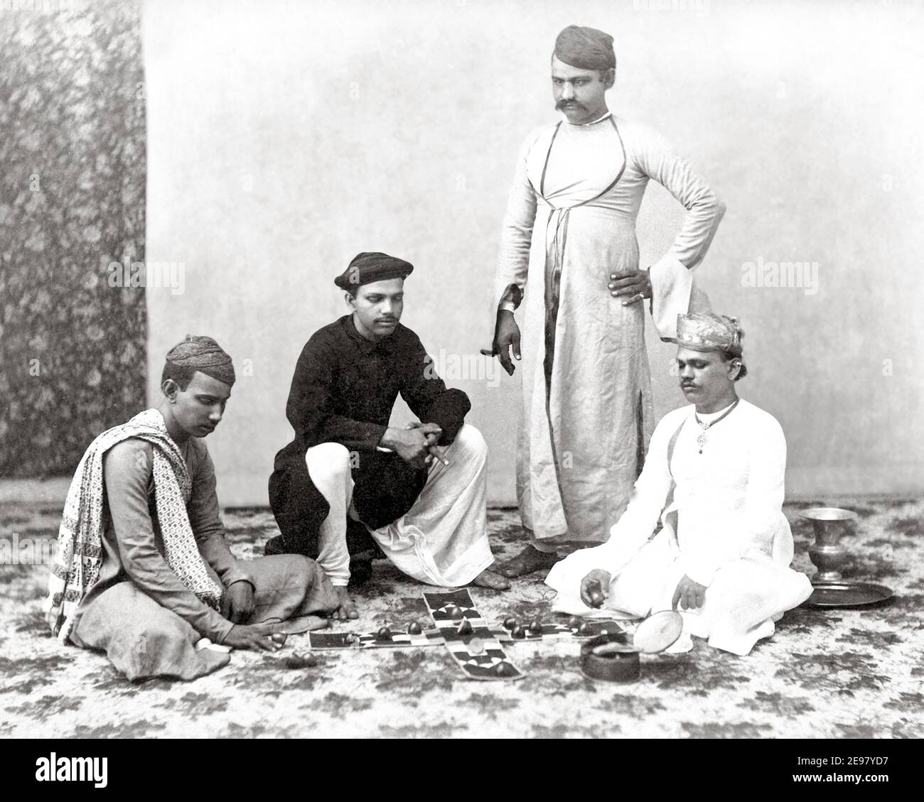 Photographie de la fin du XIXe siècle - Marwai Men Playing Board Game, Inde Banque D'Images