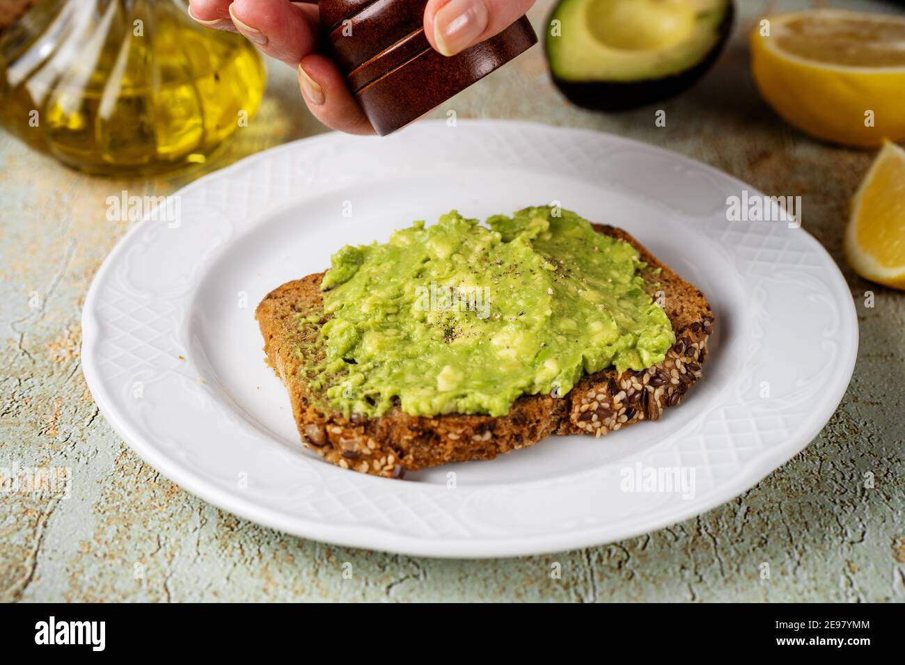 Pain grillé à l'avocat sur une assiette blanche. Délicieux et sain Banque D'Images