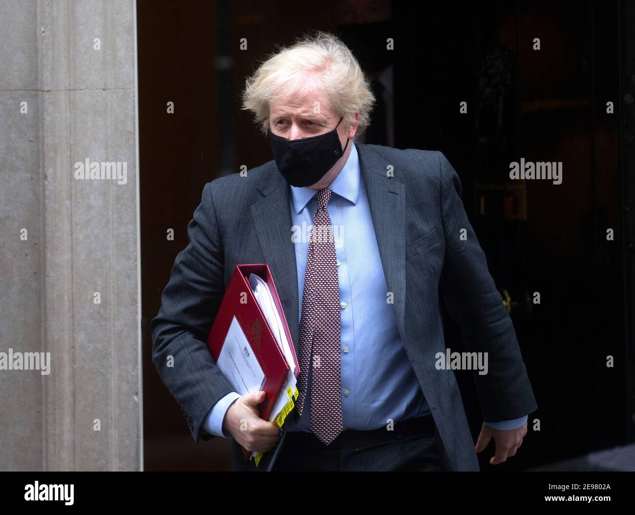 Londres, Royaume-Uni. 3 février 2021. Le Premier ministre du Royaume-Uni, Boris Johnson, quitte le 10 Downing Street pour se rendre au Parlement pour des questions de premier ministre. Il fera face à Keir Starmer à travers la boîte d'expédition. Crédit : Mark Thomas/Alay Live News Banque D'Images