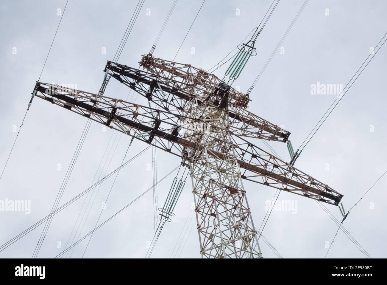 Isolateurs en verre sur les pôles de ligne haute tension. Banque D'Images