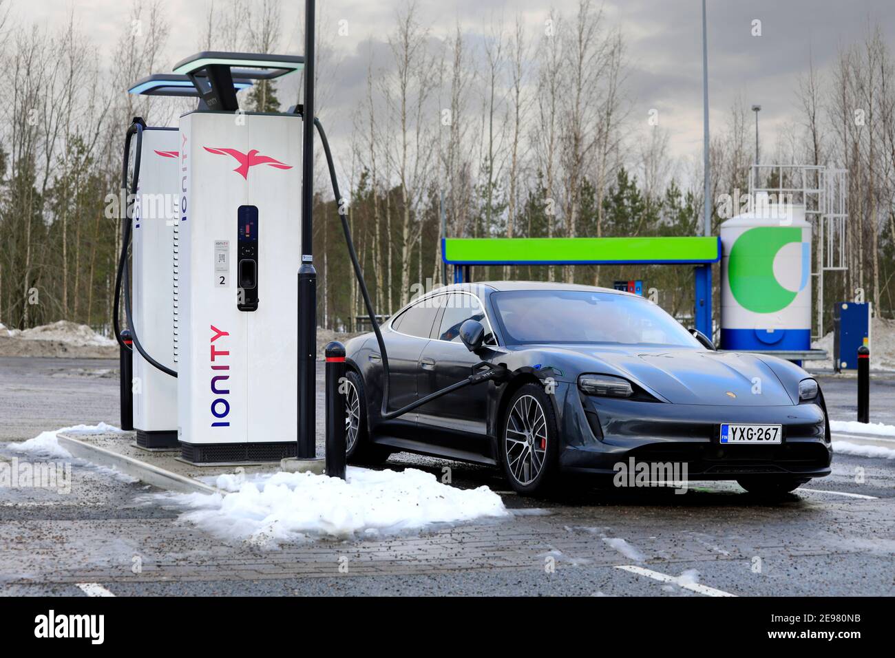 Porsche Taycan 4S charge de voiture électrique à Ionity. Paimio, Finlande 23 janvier 21. Lancée en 2020, Porsche Taycan est la première voiture entièrement électrique de Porsch Banque D'Images