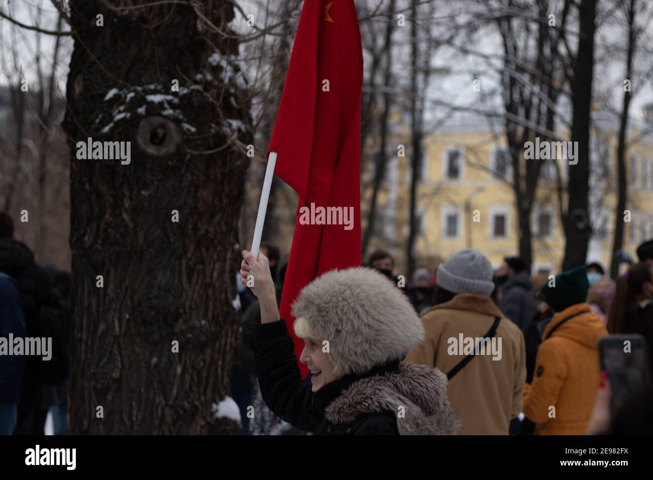 Saint-Pétersbourg, Russie - 31 janvier 2021: Vieille femme en manifestation avec drapeau rouge, Editorial Banque D'Images