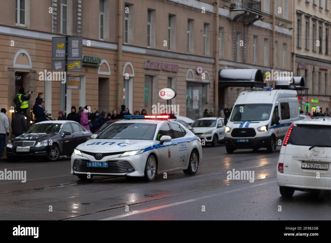 Saint-Pétersbourg, Russie - 31 janvier 2021 : la police de la circulation et les voitures de police traversent les rues de la ville , éditorial Banque D'Images