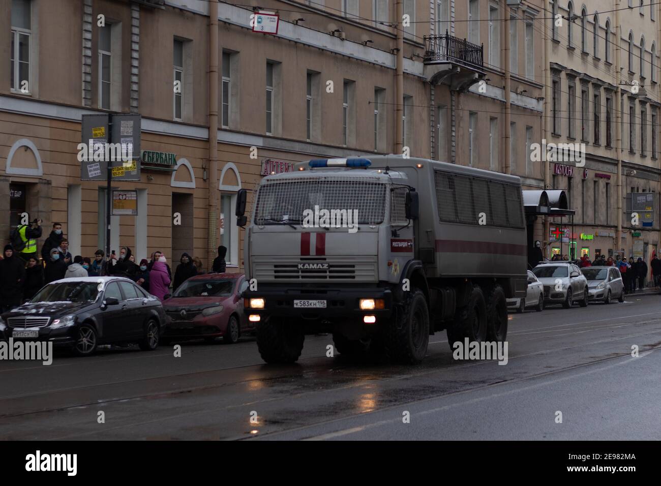 Saint-Pétersbourg, Russie - 31 janvier 2021 : Garde nationale de la Fédération de Russie ou Rosgvardiya transport, Editorial Banque D'Images